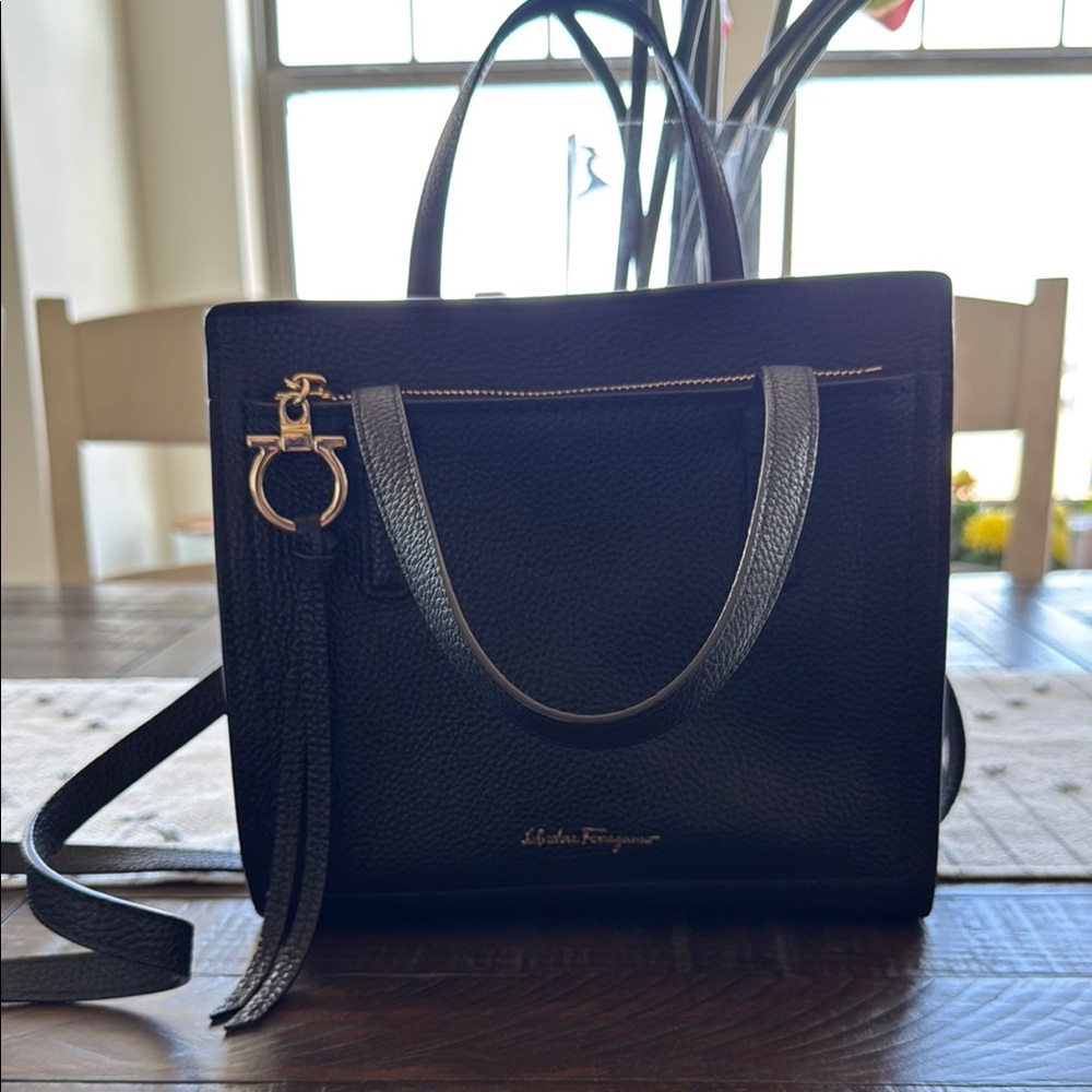 GREAT CONDITION:
Salvatore Ferragamo Medium Black Leather Tote Bag